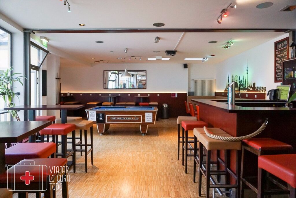 bar-con-mesa-de-billar-1024×683