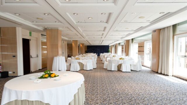meeting-room-v8829735-1024×683