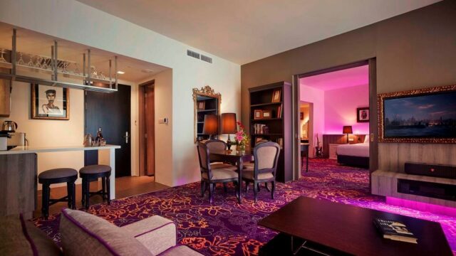 rock-star-suite-living